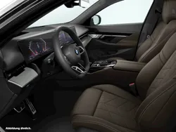 Black sapphire metallic Gebraucht 2024 BMW 520 Comfort Edition Kombi | 57.204 € (Fairer Preis)