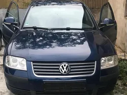 Blau Gebraucht 2003 VW Passat Kleinwagen | 700 €