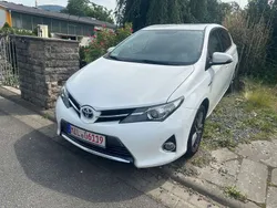 Super (pure) white ii Gebraucht 2015 Toyota Auris Hybrid Edition Kleinwagen | 9.999 € (Fairer Preis)