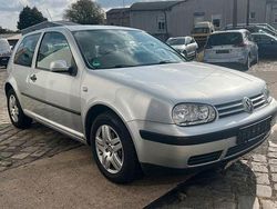 Silber Gebraucht 2001 VW Golf IV Comfortline Limousine | 1.990 € (Teuer)