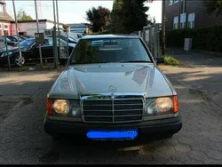 Beige Gebraucht 1988 Mercedes E260 Limousine | 5.600 €
