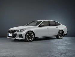 Grau Neu 2025 BMW 520 M Sport Limousine | 77.290 €