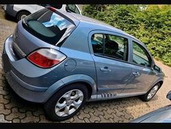 Grau Gebraucht 2005 Opel Astra Kleinwagen | 4.200 € (Etwas zu teuer)