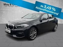 Black sapphire metallic (schwarz) Gebraucht 2024 BMW 120 Advantage Kleinwagen | 28.790 € (Fairer Preis)