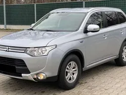 Silber Gebraucht 2015 Mitsubishi Outlander P-HEV SUV | 11.600 € (Fairer Preis)