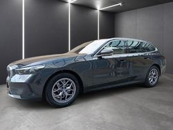 Grau Neu 2025 BMW 520 Sport Line Kombi | 50.560 € (Superpreis)