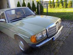 Grün Gebraucht 1982 Mercedes E230 Limousine | 20.000 €