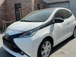 Weiß Gebraucht 2015 Toyota Aygo Kleinwagen | 5.200 € (Etwas zu teuer)