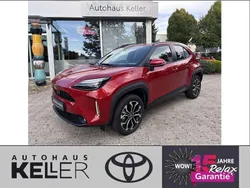 Karminarot metallic Neu 2025 Toyota Yaris Cross SUV | 32.360 € (Etwas zu teuer)