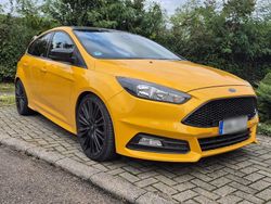 Gelb Gebraucht 2015 Ford Focus ST Limousine | 17.750 € (Teuer)