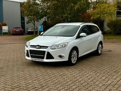 Weiß Gebraucht 2011 Ford Focus Kombi | 2.700 € (Etwas zu teuer)
