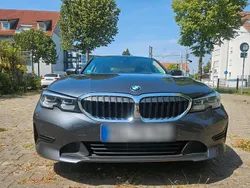Grau Gebraucht 2019 BMW 330 Limousine | 23.500 €