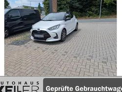Weiß Gebraucht 2021 Toyota Yaris Hybrid Style Limousine | 19.790 € (Fairer Preis)