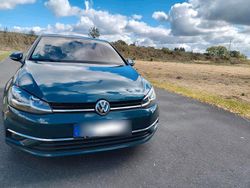 Grün Gebraucht 2017 VW Golf VII Highline Kleinwagen | 13.999 € (Etwas zu teuer)