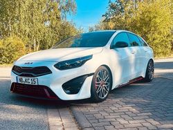 Weiß Gebraucht 2023 Kia ProCeed GT Kleinwagen | 28.800 € (Fairer Preis)