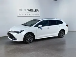 Shimmering silver metallic Gebraucht 2024 Toyota Corolla Team Kombi | 36.990 € (Teuer)