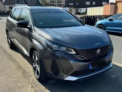 Grau Gebraucht 2022 Peugeot 5008 Van / Kleinbus | 32.400 € (Fairer Preis)