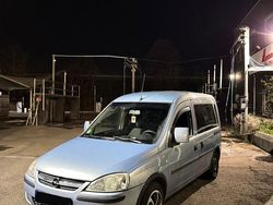 Blau Gebraucht 2005 Opel Combo Van / Kleinbus | 1.550 € (Teuer)