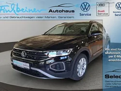 Deep black perleffekt (schwarz), perleffekt Gebraucht 2024 VW T-Roc Life SUV | 29.900 € (Guter Preis)