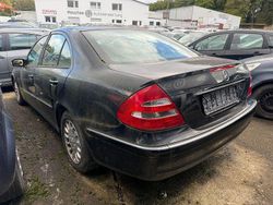 Schwarz Gebraucht 2003 Mercedes E220 Limousine | 950 €