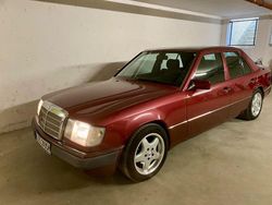 Rot Gebraucht 1991 Mercedes E230 Limousine | 8.900 €
