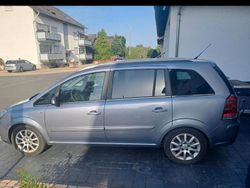 Grau Gebraucht 2005 Opel Zafira Van / Kleinbus | 3.400 € (Etwas zu teuer)