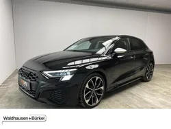 Mythosschwarz (metallic) Gebraucht 2023 Audi S3 Design Limousine | 43.950 € (Etwas zu teuer)