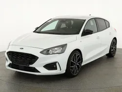 Frost weiß Gebraucht 2022 Ford Focus ST-Line | 20.445 € (Guter Preis)