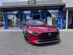Rot Neu 2025 Mazda 3 Homura-Line Limousine | 26.990 €
