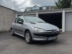 Grau Gebraucht 1999 Peugeot 206 Limousine | 1.400 € (Fairer Preis)