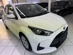 Weiß Gebraucht 2022 Toyota Yaris Hybrid Comfort Limousine | 17.445 € (Guter Preis)