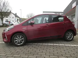 Tokiorot perleffekt Gebraucht 2017 Toyota Yaris Hybrid Comfort Kleinwagen | 11.650 € (Fairer Preis)