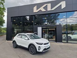 Clear white s Neu 2025 Kia Stonic SUV | 24.990 € (Fairer Preis)
