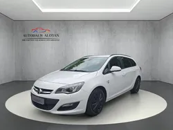 Weiß Gebraucht 2012 Opel Astra Kombi | 8.490 € (Etwas zu teuer)