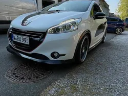 Weiß Gebraucht 2014 Peugeot 208 Kleinwagen | 11.400 € (Teuer)
