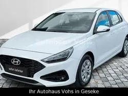 Weiß Neu 2025 Hyundai i30 Comfort Limousine | 21.470 € (Fairer Preis)
