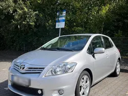 Silber Gebraucht 2011 Toyota Auris Limousine | 8.100 € (Etwas zu teuer)