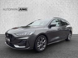 Grau Gebraucht 2024 Ford Focus ST-Line Limousine | 22.490 € (Fairer Preis)