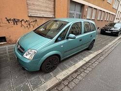 Grün Gebraucht 2004 Opel Meriva Van / Kleinbus | 1.600 € (Fairer Preis)