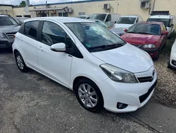 Weiß Gebraucht 2013 Toyota Yaris Edition Kleinwagen | 3.889 €