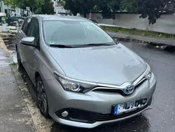 Grau Gebraucht 2016 Toyota Auris Hybrid Comfort Limousine | 12.300 € (Fairer Preis)