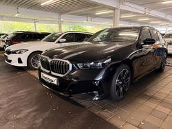 Schwarz (saphirschwarz) Gebraucht 2024 BMW 520 M Sport Kombi | 50.854 € (Superpreis)