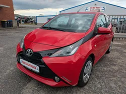 Rot Gebraucht 2015 Toyota Aygo X-play Kleinwagen | 5.500 € (Fairer Preis)