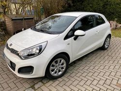 Weiß Gebraucht 2014 Kia Rio Limousine | 7.350 € (Etwas zu teuer)
