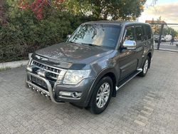 Grau Gebraucht 2015 Mitsubishi Pajero Diamant Edition SUV | 23.499 € (Guter Preis)