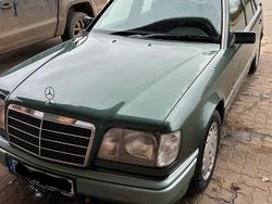 Grün Gebraucht 1994 Mercedes E200 Limousine | 4.000 €
