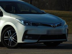 Weiß Gebraucht 2018 Toyota Corolla Limousine | 17.800 € (Fairer Preis)