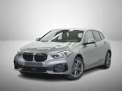 Grey metallic Gebraucht 2024 BMW 118 Sport Line Kleinwagen | 25.499 € (Fairer Preis)