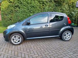 Grau Gebraucht 2011 Peugeot 107 Filou Kleinwagen | 2.950 € (Fairer Preis)