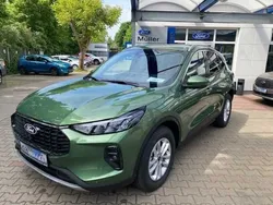 Grün (bursting grün) Neu 2025 Ford Kuga Titanium SUV | 33.650 € (Superpreis)